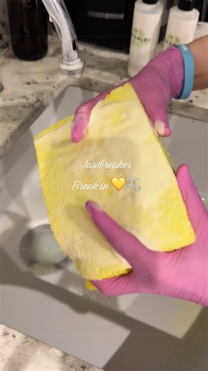 Braking in my new jawbreaker💛🫧!! I wanna say this was amazing, but it wasn’t. I’m so annoyed at the product I chose to use. Like there were hardly any suds💔💔. But it’s okay because (drum roll..!) I’ve ordered 5 more jawbreakers to break in once they have arrived!!! I’m gonna do a full bottle for each so cosider it a series!! (I also ordered a couple other sponges that aren’t jaw breakers, so full bottles for their break ins too!) so this is ep.1 of the full bottle break in series🫧🩵 #cleant