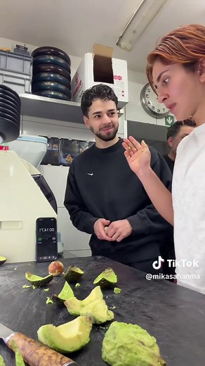 Fastest Avocado Cutter in the World: 10 Seconds!