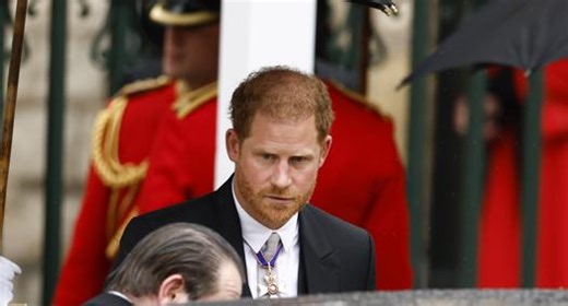 Harry a pezzi: il volo di linea, la terza fila e la stampa contro. E Meghan resta in silenzio