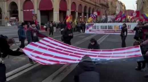Venezuela, a Bologna la protesta degli attivisti pro Maduro: bruciata la bandiera degli Stati Uniti