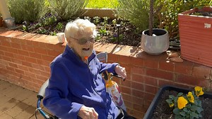 Happy Friday wherever you are around the world 🥂🍺🌏Daffy was really good at the beginning of the week but yesterday and today she is not feeling too good. It is a quick video today and she still gave her Friday's wise words ☺️❤️👵🏻 Daffy was out in her garden yesterday, inspecting her beloved pansies and flowers 🌺🌸🌼 Reggie was hilarious trying to get his big stick into his kennel 🐶🪵 There probably won't be any videos on the weekend and we will see how Daffy is next week. We hope you have