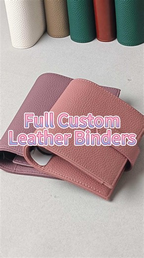 Suchen Sie einen Hersteller für Premium Leder-Binder, der Ihre Vision exakt umsetzt? 🏭 Hier zeigen wir ein Beispiel unserer Maßanfertigung in zwei Größen. Aber das ist nur der Anfang: ✅ Material: Ob genarbtes Leder, glattes Nappa oder Veganes Leder – Sie haben die Wahl. ✅ Hardware: Langlebige Ringmechaniken in Gold, Silber, Rosegold oder Schwarz. ✅ Details: Ihr Logo, Ihr Layout, Ihre Verpackung. Wir produzieren nicht nur, wir entwickeln Lösungen für Ihre Marke. #leatherbinder #Ringbuch #Herstel
