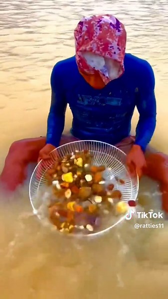 Wow,😱 very interesting,!! The discovery of a pile of gold in a drying river #goldmine #goldmining #goldhunter #golddiscovery #goldmud