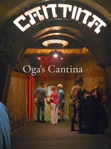 drinks. robot dj. starwars. These three ingredients make up the perfect cantina #starwars #galaxysedge #ogascantina