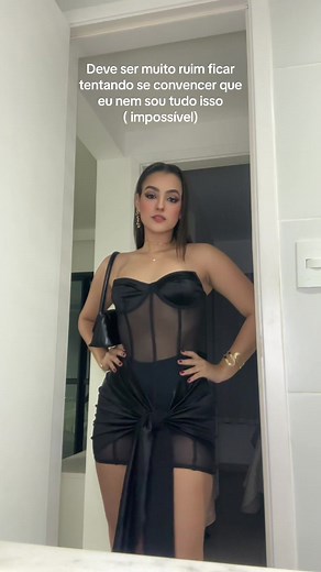 Form-Fitting Dress Styling Tips for Modern Elegance