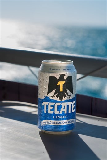 Tecate se inspira en el Golfo de México con nueva campaña en un bar costero