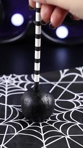 Bat Oreo Pops 🦇 How to: Combine a pack of ground oreos with a tbsp of cream cheese to form a thick paste. Roll into balls and chill until firm. Dip paper straws into chocolate and insert into the cake balls. Open an oreo cookie, disregard the filling, and break the sides in half. Dip the corners in chocolate and insert into the cake ball for wings. Chill until firm and then dip the whole thing in melted chocolate. Sprinkle over fancysprinkles sugar and attach eyeballs. Keep refrigerated until s