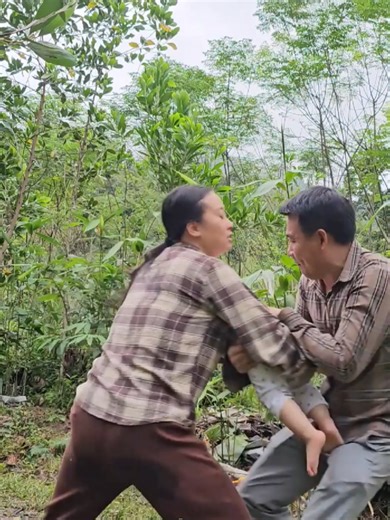 Single mother picks ATISO flowers to sell - Taking care of her children