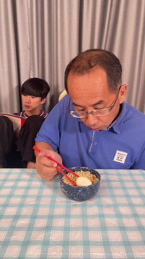 Using CHOPSTICKS be like… 🥢🥚 @mingweirocks #comedy #funny #viral #fyp #foryou