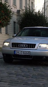 První generace Audi A8 (D2) byla milníkem pro čtyři kruhy. Na vrcholu nabídky stál motor 6.0 W12, který dosahoval působivého výkonu 420 koní. #TBT 🚘 Audi A8 L W12 | Audi Czech Republic