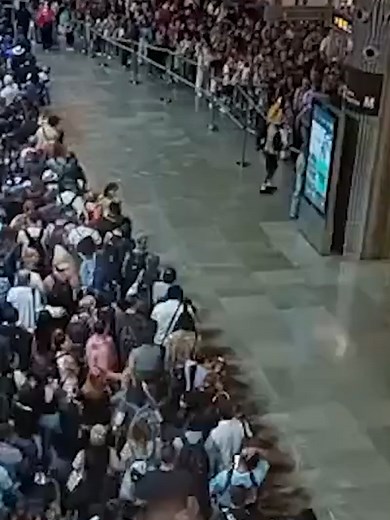 Colapso en el control de pasaportes en el aeropuerto Madrid-Barajas provoca retrasos y pérdidas de vuelos. #Latinus #InformaciónParaTi