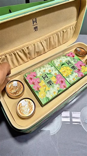🌕✨ More Mooncake box designs from 2025! This year’s Mid-Autumn Festival in Singapore it’s not just about reusable designs. This time we are features boxes that’s super cute to traditional tin box designs. Here’s what to look out for: 🎒 Tung Lok – A SG60 design carrier case that can be repurposed as a storage box. 🐇 Crystal Jade – A pull out motion animated jumping rabbit is too cute to resist. ⚫️ The Black Pearl – Standing out in an ALL BLACK carrier design. 🍷 Origin Bar, Shangri La Singapor