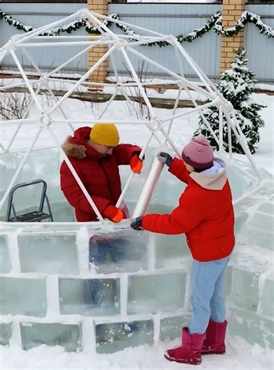 This couple built a cozy igloo in their backyard to enjoy the Christmas night! | 5-Minute Crafts GIRLY