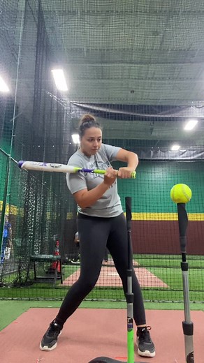 Great drill to help those who cast to the ball. This drill helps hitters stay bent and connected at contact, and helps them feel their hands rotate inside the ball rather than push their hands away to the middle of the ball causing them to roll over or pull the ball. 👍🏼😊 #hittingdrills🔥 #softball #baseball #softballdrills #baseballdrills #hittingcoach