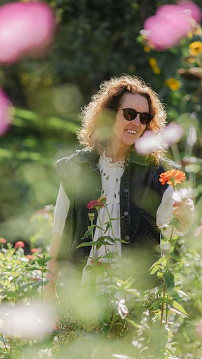 Comment vous pouvez gerer les limaces au potager sans etre découragés, perdre vos cultures et avoir envie de tout laisser tomber? Je combine ces 3 methodes, qui dans mon potager ont vraiment fait leurs preuves : 1- la surveillance et les petits tours soit le matin tot soit en fin de journée quand il commence à faire noir et je retire les limaces de tous mes plants 2- je fais du compostage de surface, elles adorent et on cohabite alors en bon terme. Concretement, tout ce que je coupe je le laisse