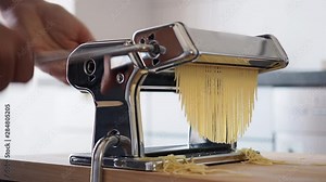Spagetti mit einer Pasta-Maschine selber machen