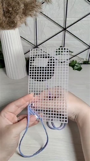 Bolsos con mallas | Canva plastic on Instagram: "😍 Aprende a crear bolsos con la técnica del Canva Plastic desde cero ➡️Te enseñaremos a crear bolsos rápidamente y con pocos materiales ➡️Tendrás más de 40 diagramas para practicar tus primeras puntadas ➡️Consejos útiles para no cometer errores ➡️Videotutoriales de apoyo para que sigas el paso a paso ➡️Recomendación de materiales Adquiere mi Guía en el link de mi biografía 👆🏻 Créditos @rdmbags"