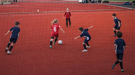 This kid beats four defenders alone