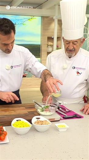 ¿Visteis la ensalada que preparé el lunes? 👀 El aliño que le eché está riquísimo 🔥 así que guardaros esta receta y usarla en vuestras ensaladas de pasta y/o arroz. 🥗 📝 Ingredientes 2 yogures griegos 1/2 cebolla morada 1 limón en zumo 1 cucharada de mostaza 1 cucharada de eneldo picado 1 cucharada de menta picada ➡️ Receta completa en hogarmania.com #aliñoparaensaladas