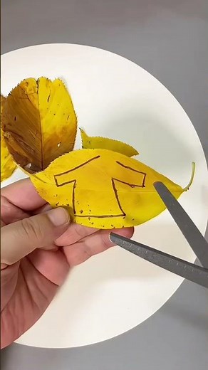 Autumn fallen leaf crafts. Pick up a few autumn leaves with your children to make simple and bea