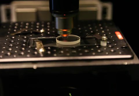 寿命のない永久に使えるデータストレージ「5次元データストレージ」が登場