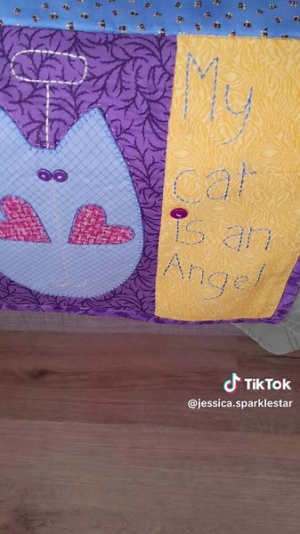 A Beautiful Act of Kindness 💛 While scrolling through Facebook Marketplace recently 📱, I came across the most beautiful handmade quilt 🧵🪡🐱. The patchwork was filled with sweet little cats 🐈, and stitched into the fabric were loving words like “Miss Kitty,” “Purrfect In Every Way,” “Old Tom,” and “My Cat Is An Angel” 👼🐱. It immediately touched my heart 💖. I reached out to the lovely lady who made it and told her the truth — that I wanted to buy the quilt to honour my beloved cat Pussika 