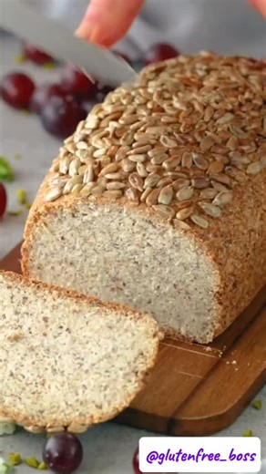 Katherine | GlutenFreeBoss 👑 on Instagram: "¿Cansada de comprar panes sin gluten secos, duros y sin sabor?🤔 La realidad es que muchos panes del supermercado están llenos de aditivos, harinas ultra procesadas y no aportan la nutrición que tu cuerpo necesita. Pero hacer tu propio pan sin gluten en casa es más fácil de lo que crees: ingredientes reales, textura suave, sabor delicioso y lo mejor… ¡Tu cuerpo lo siente bien! Ingredientes: • 200 g de harina de almendra (ver nota de la receta) • 40 g 