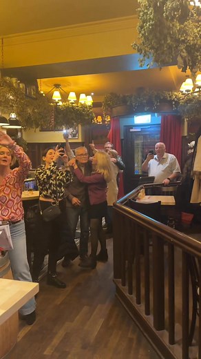 Gestern Abend ein wunderschönes Einsingen in den Karneval im Peters am Hahnentor vor vollem Haus. Auch wenn es nach dem dreistündigen Konzert sich wie hier zu sehen am Ende etwas gelichtet hat, war es trotzdem sehr schön. Ich war auch etwas nervös weil direkt vor meiner Nase eine Kölner Ikone saß…Marita Köllner. Ich hoffe ihr hat es auch gefallen 🤷‍♂️😊. | Torsten Eichler