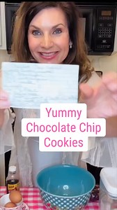 🍪✨ Nothing beats the classic! Here’s the original Nestlé Toll House Chocolate Chip Cookie recipe — crispy edges, chewy centers, and full of melty chocolate perfection! 😋💛 Ingredients: • 2¼ cups all-purpose flour • 1 tsp baking soda • 1 tsp salt • 1 cup (2 sticks) butter, softened • ¾ cup granulated sugar • ¾ cup packed brown sugar • 1 tsp vanilla extract • 2 large eggs • 2 cups (12 oz) Nestlé Toll House Semi-Sweet Chocolate Morsels • 1 cup chopped nuts (optional) Instructions: 1️⃣ Preheat ove