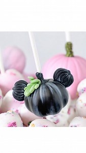 🎃👻 Spook-tacularly sweet! This Mickey pumpkin cake pop is here to add some magic to your Halloween this year! ✨ The cutest sweet treat for the Disney lover in your life! ⠀⠀⠀⠀⠀⠀⠀⠀⠀ Products used: -My Little Cakepop Pumpkin Mold -Sweet sticks Lustre in “Pearl White” ⠀⠀⠀⠀⠀⠀⠀⠀⠀ Video by @unforgedible_art ⠀⠀⠀⠀⠀⠀⠀⠀⠀ Tap image for items used. Shop www.MyLittleCakepopMolds.com. $5.95 flat rate shipping, free on orders of $100.00 or more (domestic only). We ship fast usually same day or next. Worldwide