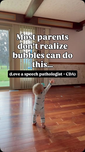 Ilana + Kellie | Baby & Toddler Communication on Instagram: "Comment “bubbles” for our free bubble guide. It is packed with communication tips, 3 unique bubble songs, plus a 15% off link to our fave non-toxic, non-sticky, baby-and-toddler-friendly bubbles! 🫧 Speech pathologists LOVE using bubbles in therapy and here’s one big reason why: Bubble play can spark gestures, sounds, and first words. 🫧 Here’s how to turn bubble play into a powerful moment for early language: 1. Use a verbal routine B