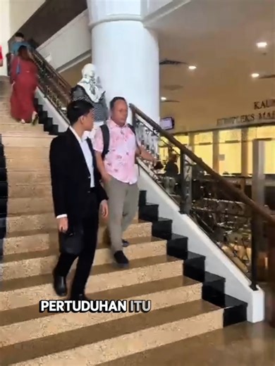 PENOLONG JURUTERA DI KIULU DIDAKWA RASUAH KOTA KINABALU : SEORANG PENOLONG JURUTERA JA29 DIDAKWA DI MAHKAMAH KHAS RASUAH, PADA 8 JANUARI 2026, SELEPAS DISYAKI TERBABIT DUA PERTUDUHAN RASUAH MEMBABITKAN SUAPAN BERNILAI RM218,488.60. PERTUDUHAN ITU DIBACAKAN DIHADAPAN HAKIM PUAN ELSIE PRIMUS, TERHADAP TERTUDUH, ALDEY BIN KANGIT, 44 TAHUN. MENGIKUT KERTAS PERTUDUHAN PERTAMA, ALDEY PADA 22 OGOS 2023, BERTEMPAT DI PEJABAT DAERAH KECIL KIULU MENGGUNAKAN JAWATANNYA UNTUK MENDAPATKAN SUAPAN BERNILAI RM7