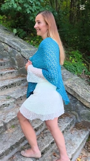 Naucz się robić na drutach z chustą MILADY! ♥️ 🙀 Masz wrażenie, że druty są magiczne, ale magia działa tylko u innych? Czas, by zadziałała u Ciebie! 👉 Jeśli odkładałaś motki, bo nauka wydawała się zbyt trudna, warsztaty „Druty dla Opornych” są właśnie dla Ciebie. To rozwiązanie pozwoli opanować Ci magię drutów od zera, aby sięgnąć po upragnione projekty. A naszą gościnią specjalną będzie Milady, którą wykonamy wspólnie. 🥰 Jestem Julita i od wielu lat jestem Waszą przewodniczką po dziewiarskim