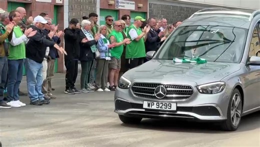 💚 Hibs supporters erupted in applause as the coffin of Sir Tom Farmer made its way past Easter Road this afternoon. | Edinburgh Evening News