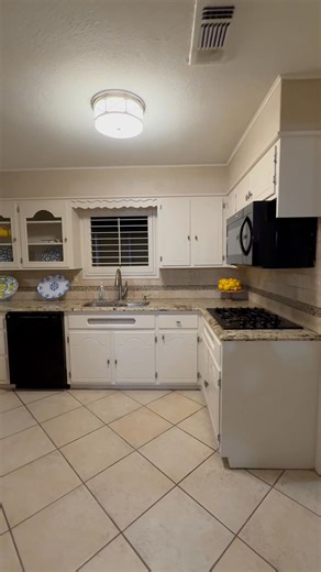 Welcome to 512 Highland Dr in Big Spring, TX — a charming home with Texas-sized personality! This property offers cozy comfort, great natural light, and plenty of space to relax or entertain. Whether you're sipping your morning coffee on the porch or enjoying a quiet evening inside, this home delivers easy living in a friendly neighborhood. Ready to see it for yourself? Call Bobby Porras for your private viewing: (432) 661-4858 #BigSpringRealtor #midlandrealtors #PineAndBeckettRealtors #openhous