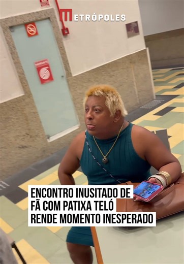 😂👊 Encontro inusitado rende risadas e soco leve de Patixa Teló. Um fã que se aproximou da influencer #Patixa Teló acabou vivendo um momento inesperado que viralizou nas #redes. No vídeo, ele tenta conversar com a criadora de conteúdo, que aparenta estar de mau humor… e, de repente, dá um leve soco nele! 😳 Mas calma, nada de briga: o #fã leva na esportiva e até brinca nos comentários: “pelo menos foi soco da Patixa”. Depois do susto, ela ainda aceita tirar foto com ele. Quando questionada sobr