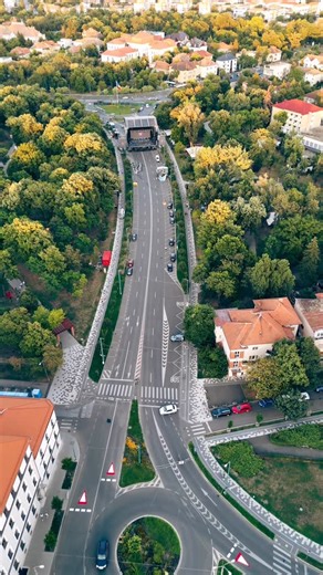 s ɪ ʟ ᴠ ɪ ᴜ ʙ ᴀ ʀ ʙ ᴜ ʟ on Instagram: "În acest weekend, #Timișoara nu doarme, se bucură. Între 1 și 3 august, celebrăm orașul așa cum știm mai bine: cu muzică, artă, dans și oameni faini. Timișoara nu e doar un concert, e mult mai mult: 🔸 peste 100 de evenimente gratuite în Parcul Civic și pe malul Begăi 🔸 jazz, silent disco, instalații de artă, spectacole 🔸 emoție în aer liber, fără bilet, doar cu prezență @visit.timisoara.official @centruldeproiecte #VisitTimisoara #ComeToTimisoara #TM2025