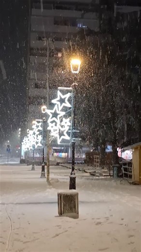 Vršac Online on Instagram: "Snažan sneg prekrio Vršac, deca uživaju u zimskoj čaroliji . . Sneg u Vršcu pada veoma jako i u kratkom vremenu potpuno je prekrio grad. Iza Gradske kuće zavladala je prava zimska atmosfera – deca se raduju snegu, igraju se, grudvaju i koriste svaki trenutak za zabavu na belom pokrivaču. Uprkos hladnoći, osmesi i dečija graja svedoče o lepoti zimskih dana u centru grada. #serbian #serbia🇷🇸 #vrsac #centar #zima"