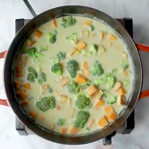 5-Ingredient Green Curry! 💚 packed with tons of veggies, an easy green curry sauce, and finished with golden raisins and cilantro. easy! Full recipe: http://pinchofyum.com/green-curry | Pinch of Yum