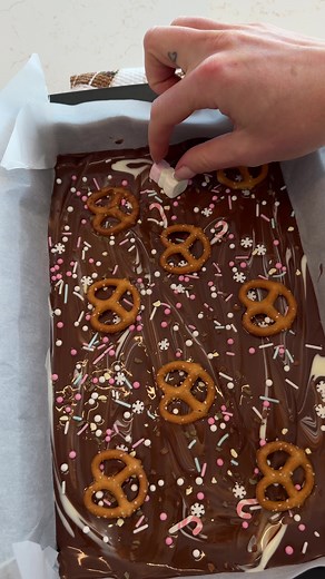 Recette de Noël barre de chocolat 🎄🥹 (j’ai utilisé du chocolat noir, mis au four à 170°F ou température la plus basse pendant 10-15min jusqu’à ce que ce soit fondu, ajoute un peu de chocolat blanc fondu et des sprinkles de Noël et pretzel, au frigo 30min avant de briser en morceaux)