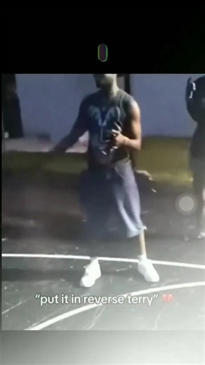 slice it on Instagram: "“会喝水的道路”（即透水沥青路面）是一种经过工程设计的路面结构，其核心特点是能够让雨水快速渗透路面，而不是在表面产生积水。透水沥青不同于传统致密型沥青，它通过减少细集料来形成更高的空隙率，从而构建一个相互连通的孔隙网络，使雨水能够垂直渗入路面。路面下方通常设置级配良好的碎石贮水层，用于暂时储存渗入的雨水，并让其逐渐渗入土壤或以受控方式排入排水系统。该结构不仅能有效减少地表径流和城市内涝，还可降低车辆水滑风险，提高行车安全，同时通过补充地下水和过滤污染物实现生态效益。因此，透水沥青被视为现代交通基础设施中可持续雨水管理的重要技术进展。#透水沥青 #海绵城市 #会喝水的道路 #绿色基础设施 #低影响开发 可持续交通 城市规划 智慧城市 环境工程 雨水管理 道路工程 城市建设"