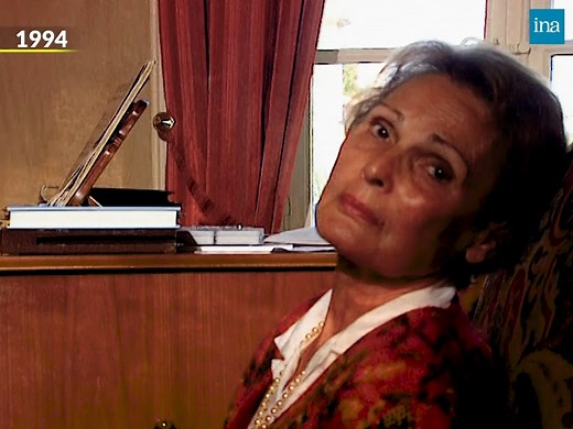 VIVRE AVEC ALZHEIMER. La maladie d'Alzheimer évolue silencieusement pendant plusieurs années. Elle se manifeste le plus souvent par des troubles de la mémoire. Retour en archives sur la prise en charge de cette maladie qui affecte toute la famille qui souffre avec le malade. | INA