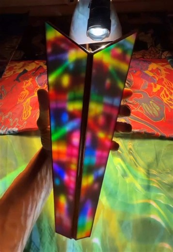 American artist Kaleb Weber creates handmade kaleidoscopes that transform ordinary surroundings into intricate, constantly changing geometric compositions. His creations, known as Budderscopes, use carefully arranged mirrors to multiply and reflect colors, shapes and light into symmetrical patterns. As the kaleidoscope rotates or changes direction, the reflected images continuously reorganize, producing elaborate visual structures that resemble mandalas, flowers and infinite tunnels. Some of his