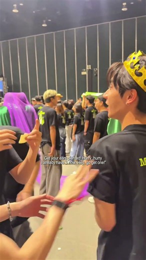 SO CHAOTIC! but the way Tata pats Perth and the way Perth smiles at him 🥹🫳 #perthsanta