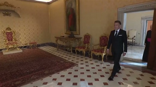 La rencontre entre Emmanuel Macron et le pape Léon XIV en images