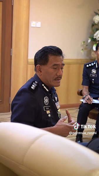 TIMBALAN KPN TERIMA KUNJUNGAN HORMAT PENGARAH URUSAN GLOBAL DEFENCE SYSTEM SDN. BHD. Ikuti sedutan rakaman Timbalan Ketua Polis Negara (Timbalan KPN), DIG Tan Sri Ayob Khan Mydin Pitchay menerima kunjungan hormat daripada Pengarah Urusan Global Defence System Sdn. Bhd., Encik Aznan Abd Ghani di Bilik Tetamu KPN, Ibu Pejabat Polis Diraja Malaysia Bukit Aman. Kunjungan tersebut bertujuan untuk membuka ruang kepada jalinan kerjasama strategik antara sektor keselamatan awam dan industri pertahanan t