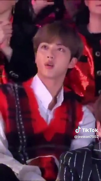 Lisa's Dance Reaction to V and Jimin's Performance