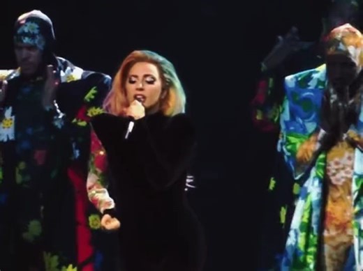 ladygaga 严重被低估的applause 放到整个乐坛倒退的今天更出众