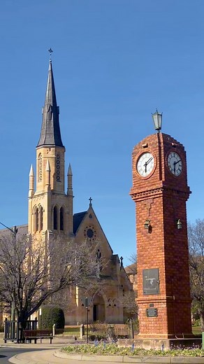 Explore the charming streets and hidden gems of Mudgee, from its picturesque vineyards to quaint cafes and charming buildings. This town is a delightful blend of beauty and adventure ✨🍷 | Mudgee Region