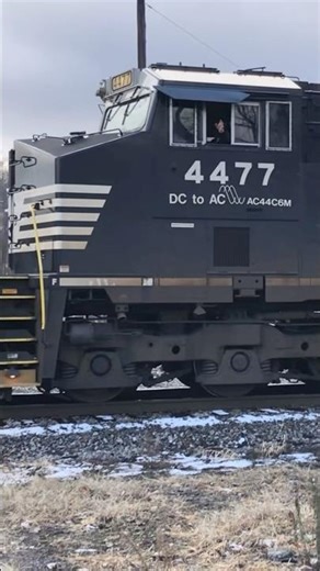 Wave & Train Horn Salute From Friendly Norfolk Southern Railroad Crew, JawTooth #shorts